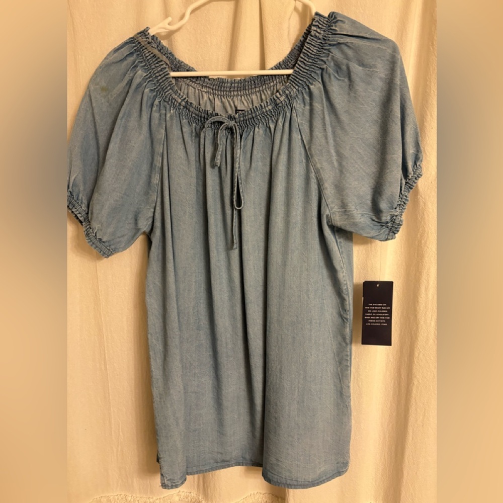 NWT. Short sleeve denim top.